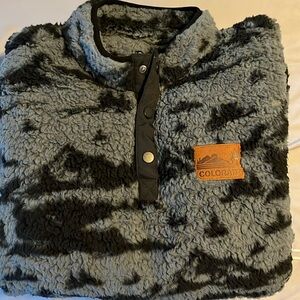 Men’s fleece pullover.